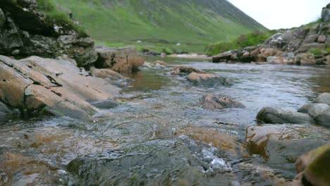 acque naturali che scorrono attraverso le rocce nelle montagne