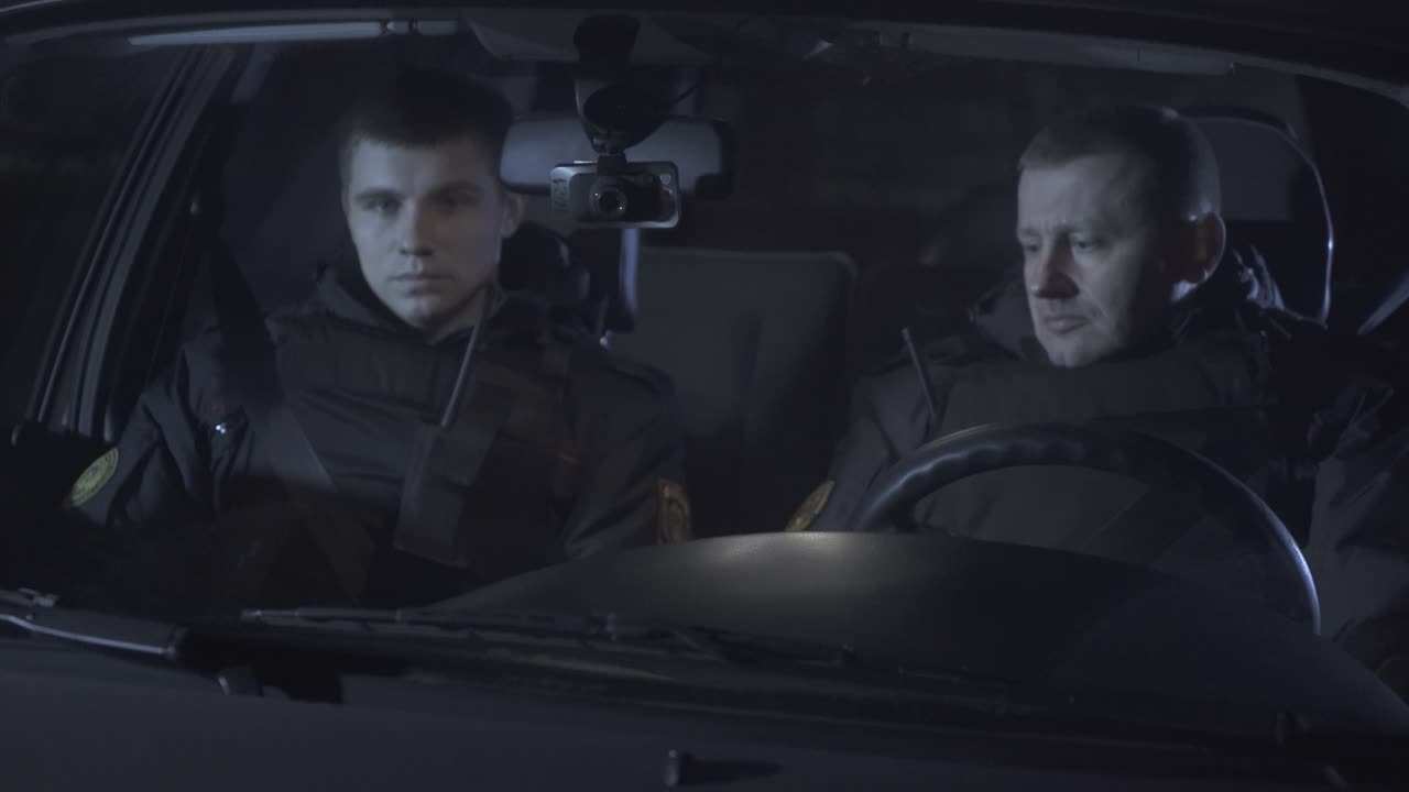 dos policías en el coche hablando por la radio.