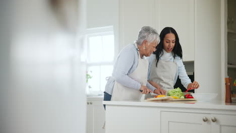 Familie,-Kochen-Oder-Essen-Mit-Einer-Alten-Frau