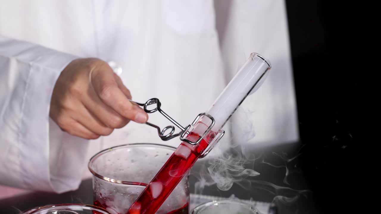 컵에서 건조 얼음 반응을 보여주는 실험