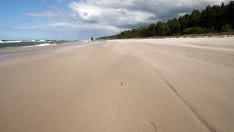 Arena-Que-Sopla-En-La-Playa-De-La-Costa-Del-Mar-Báltico,-Polonia