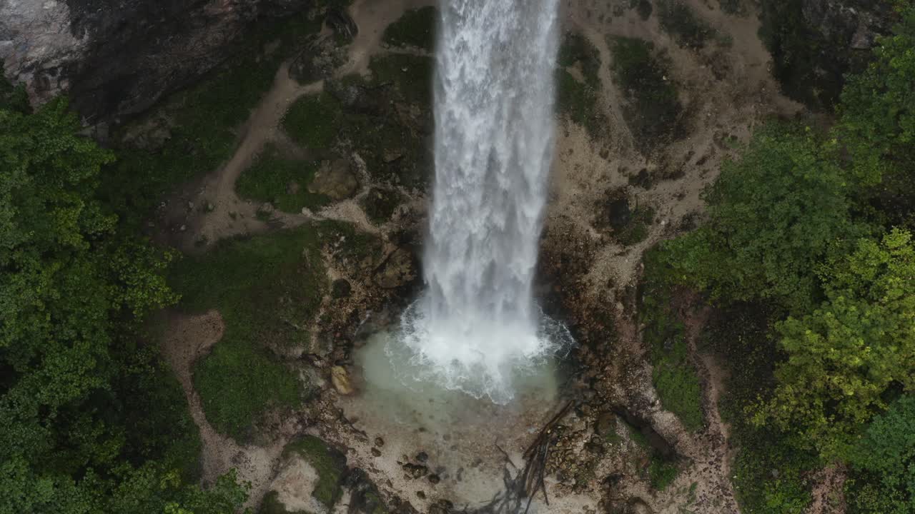 base de salpicaduras de cascada de wildenstein en los alpes del sur de austria, pedestal aéreo hasta revelar tiro