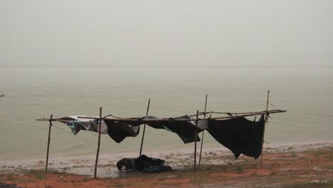 Pescador-En-El-Lago-Durante-La-Tormenta