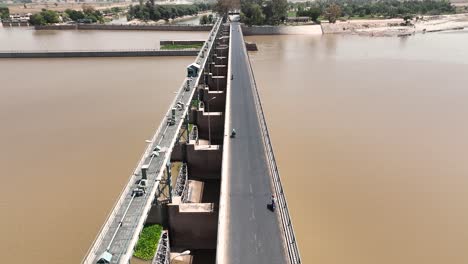 Luftdrohnenaufnahme-Einer-Braut-über-Dem-Fluss-Indus-In-Pakistan