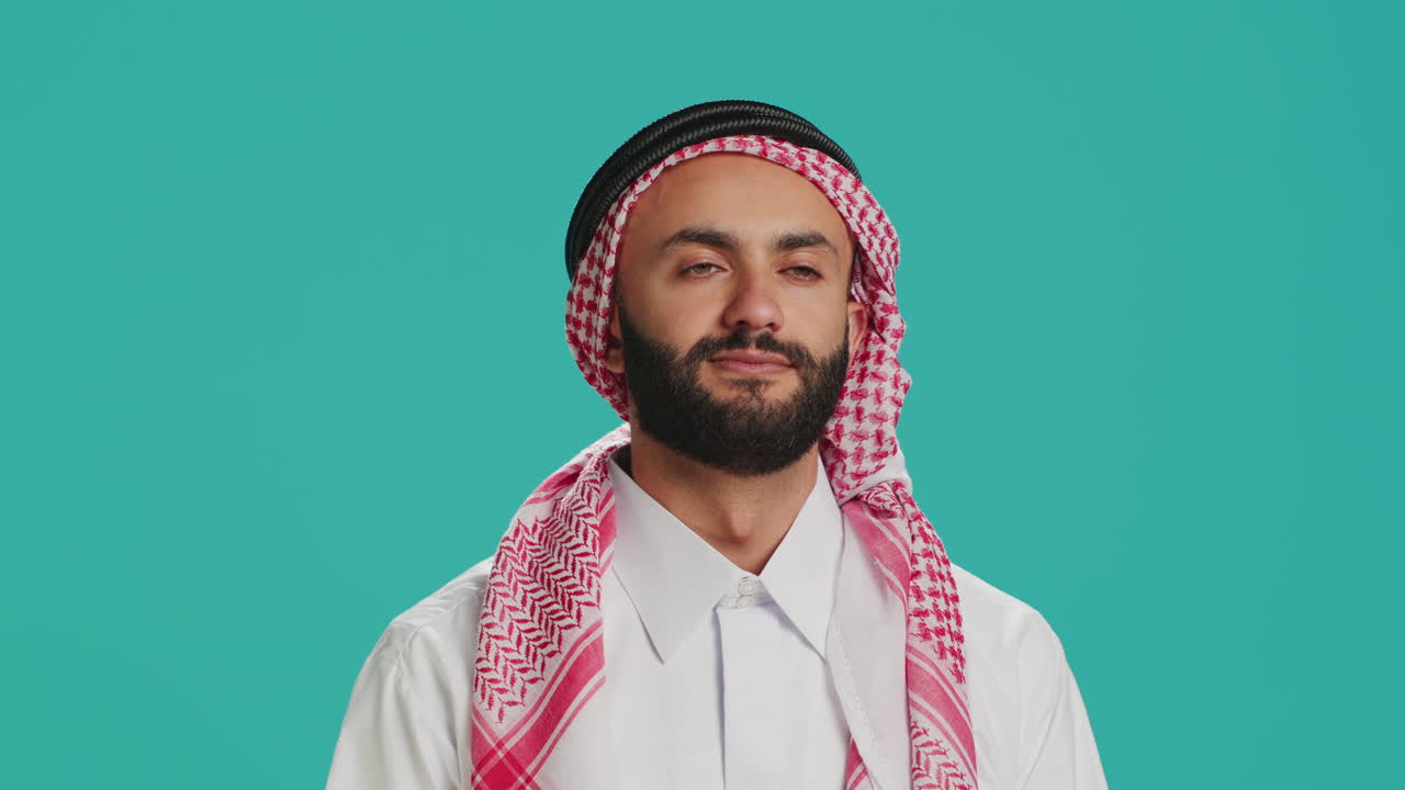 persona privada de sueño bostezando en la cámara