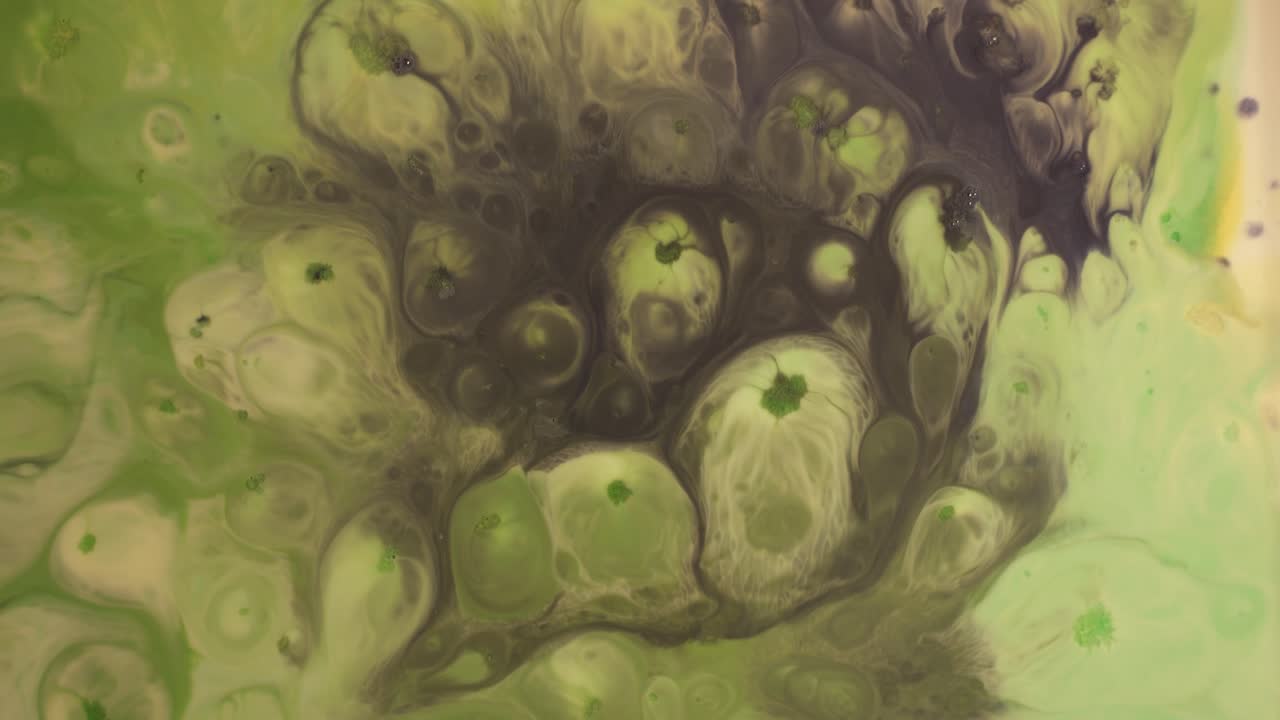 la foto superior de pintura de colores psicodélicos verdes moviéndose sobre una superficie de agua crea un fondo