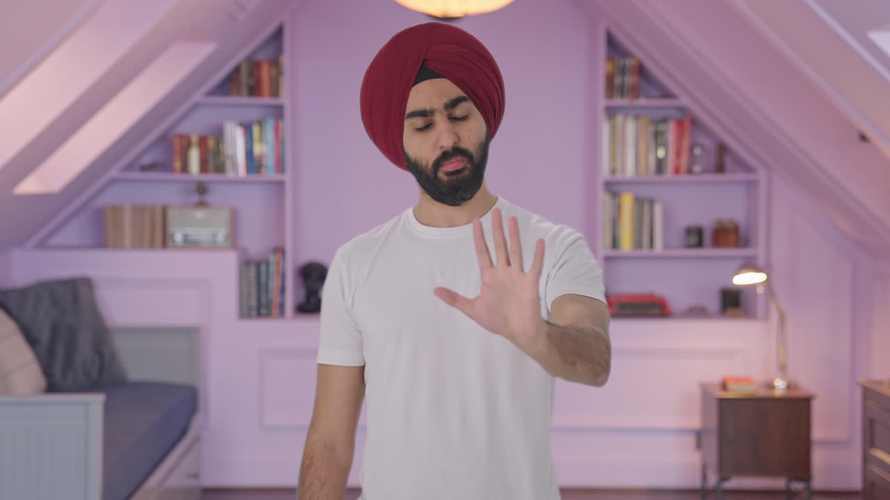 Uomo sikh indiano arrabbiato che ferma qualcuno
