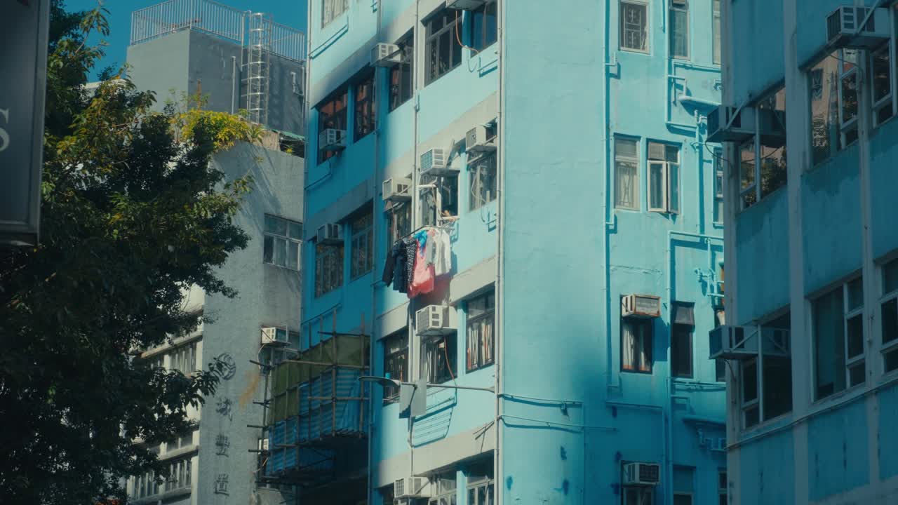 Roupa pendurada na janela de um apartamento na vida urbana de Hong Kong.