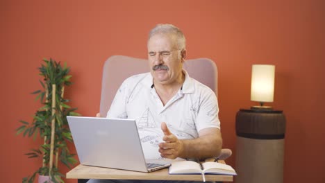 Der-Alte-Mann,-Der-Die-Anwendung-Auf-Dem-Laptop-Nicht-Nutzen-Kann.