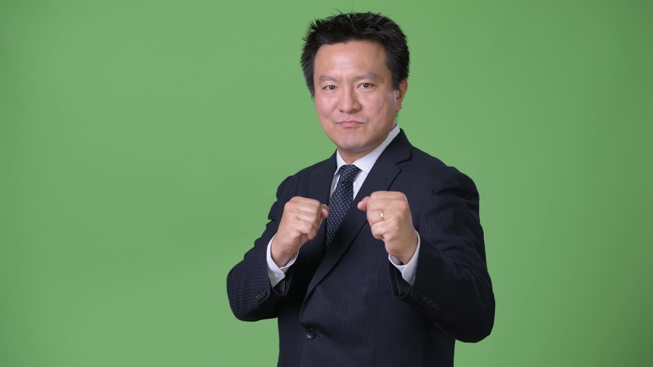 녹색 배경에 성숙한 일본 사업가