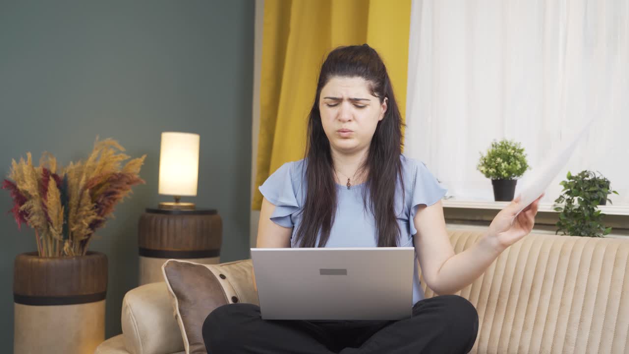 la mujer que se molesta por el papeleo abusivo.