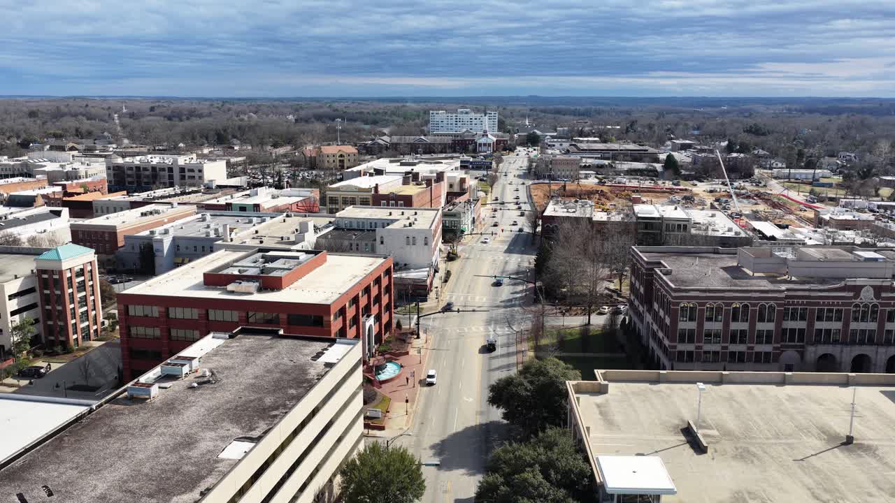 Ripresa aerea dinamica con drone di Main Street, Spartanburg, SC