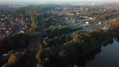 Statische-Antenne-Mit-Blick-Auf-Häuser---Verkehr-Auf-Langem-Straßennetz