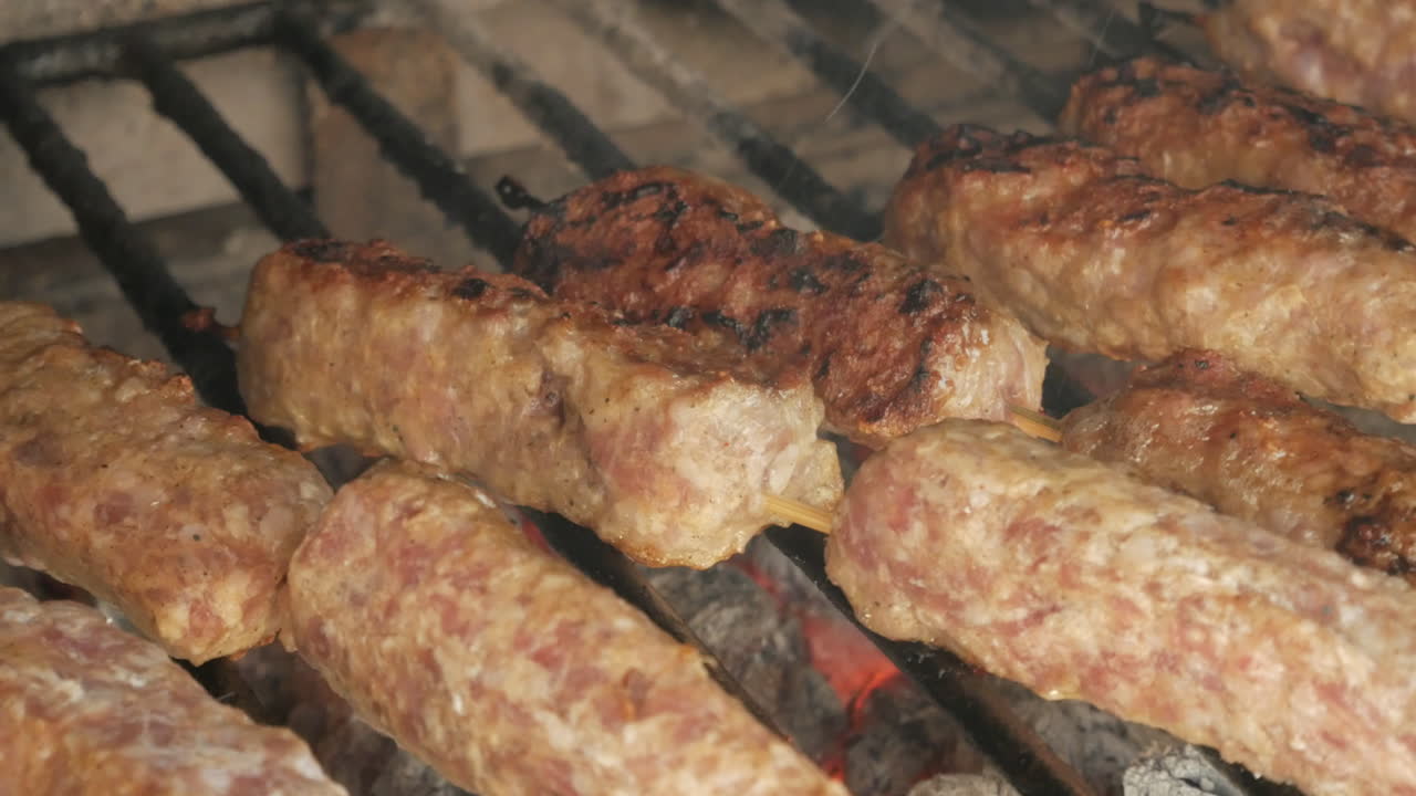 Primo piano, bellissimo kebab di carne rumeno che cuoce alla griglia