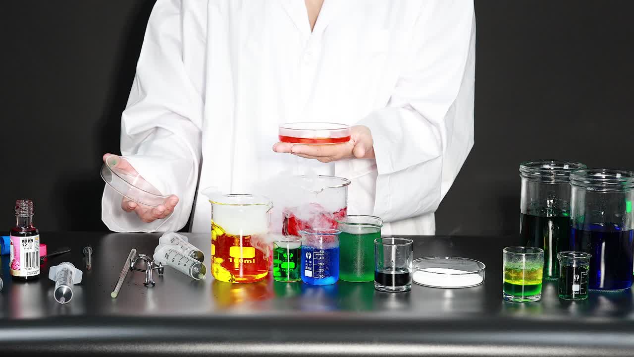 el científico lleva a cabo un experimento con líquidos de colores