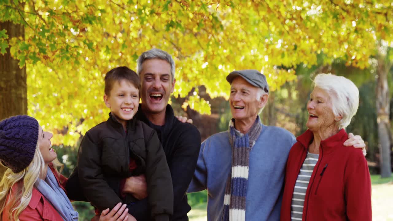 семья вместе на открытом воздухе