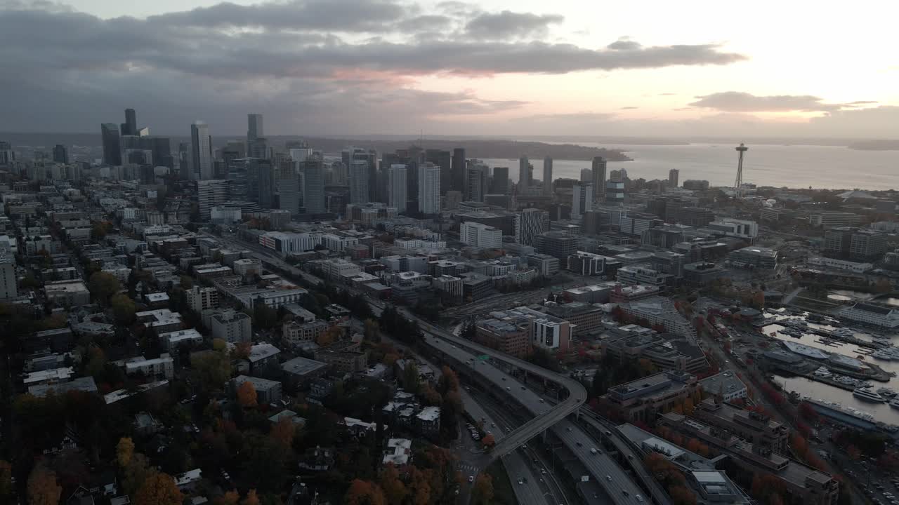 tomada aérea del horizonte de seattle bajo una iluminación temperamental