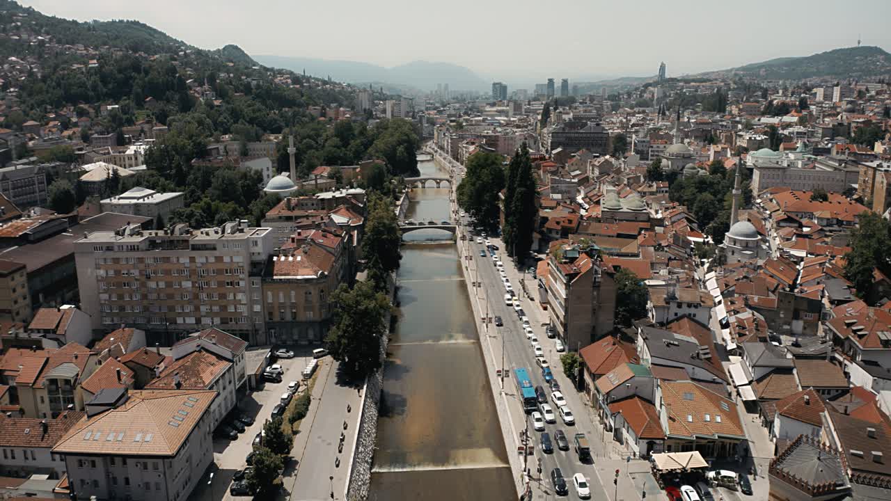 Riprese con drone di Sarajevo in piena luce diurna
