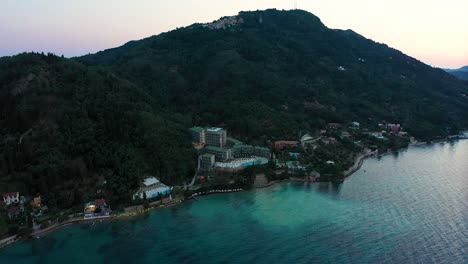 Vista-Aérea-Del-Complejo-Hotelero-Frente-A-La-Playa-De-La-Isla-Griega-De-Corfú,-El-Palacio-De-Los-Mitos