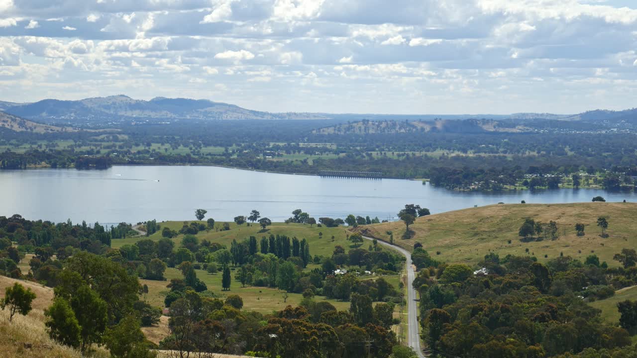 el lago hume y la pared de la presa en la distancia, desde el mirador de kurrajong gap, noreste de victoria, australia