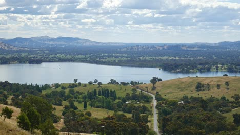 Lake-Hume-Und-Die-Staumauer-In-Der-Ferne,-Vom-Aussichtspunkt-Kurrajong-Gap,-Nordost-Victoria,-Australien