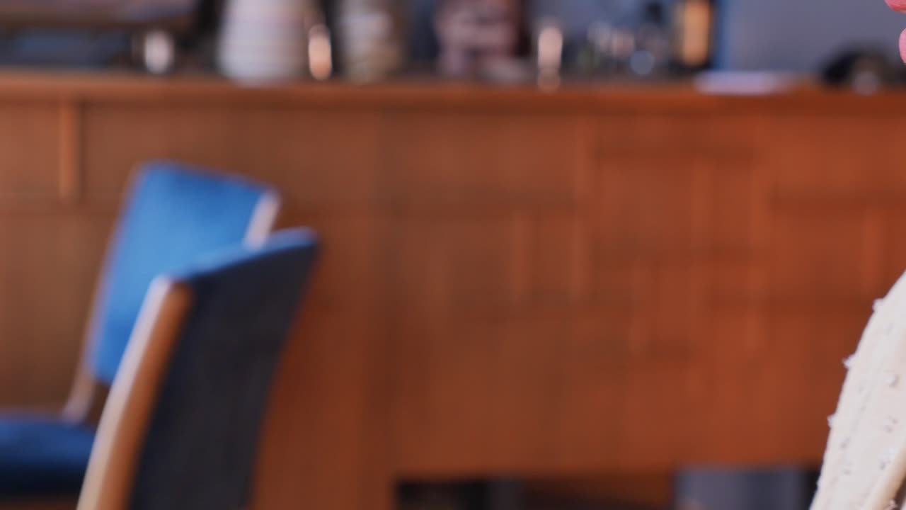 mujer con hijab disfrutando de café en un café