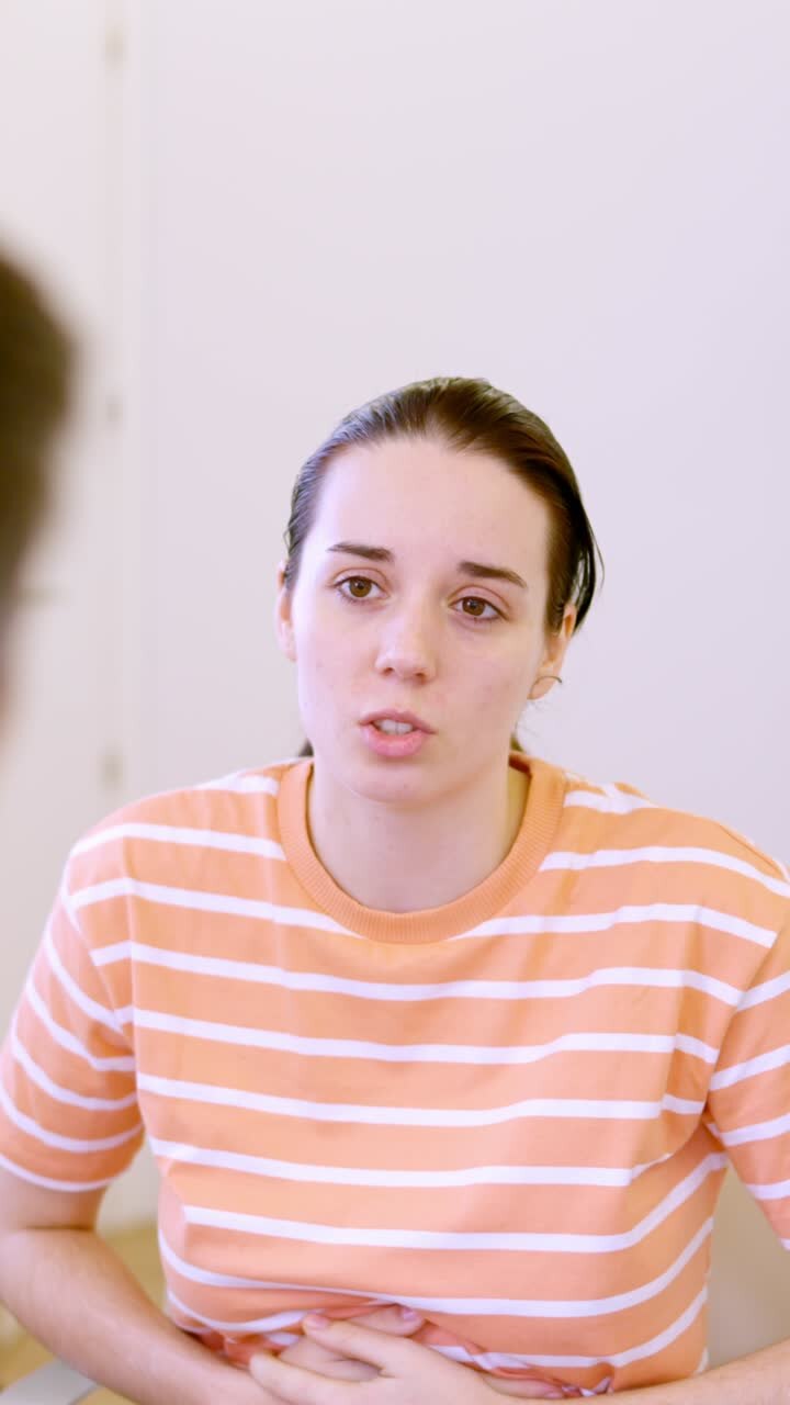 Patient explaining the ailment to the doctor