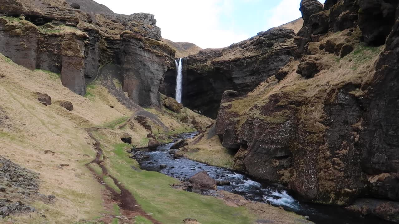 islandia cascada en cañón con ruta de senderismo y río kvernufoss