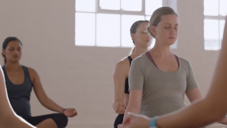 Junge-Schwangere-Kaukasische-Frau-Im-Yoga-Kurs-Praktiziert-Lotus-Pose-Und-Genießt-Gruppenmeditationsübungen,-Die-Sich-Bei-Sonnenaufgang-Im-Fitnessstudio-Entspannen