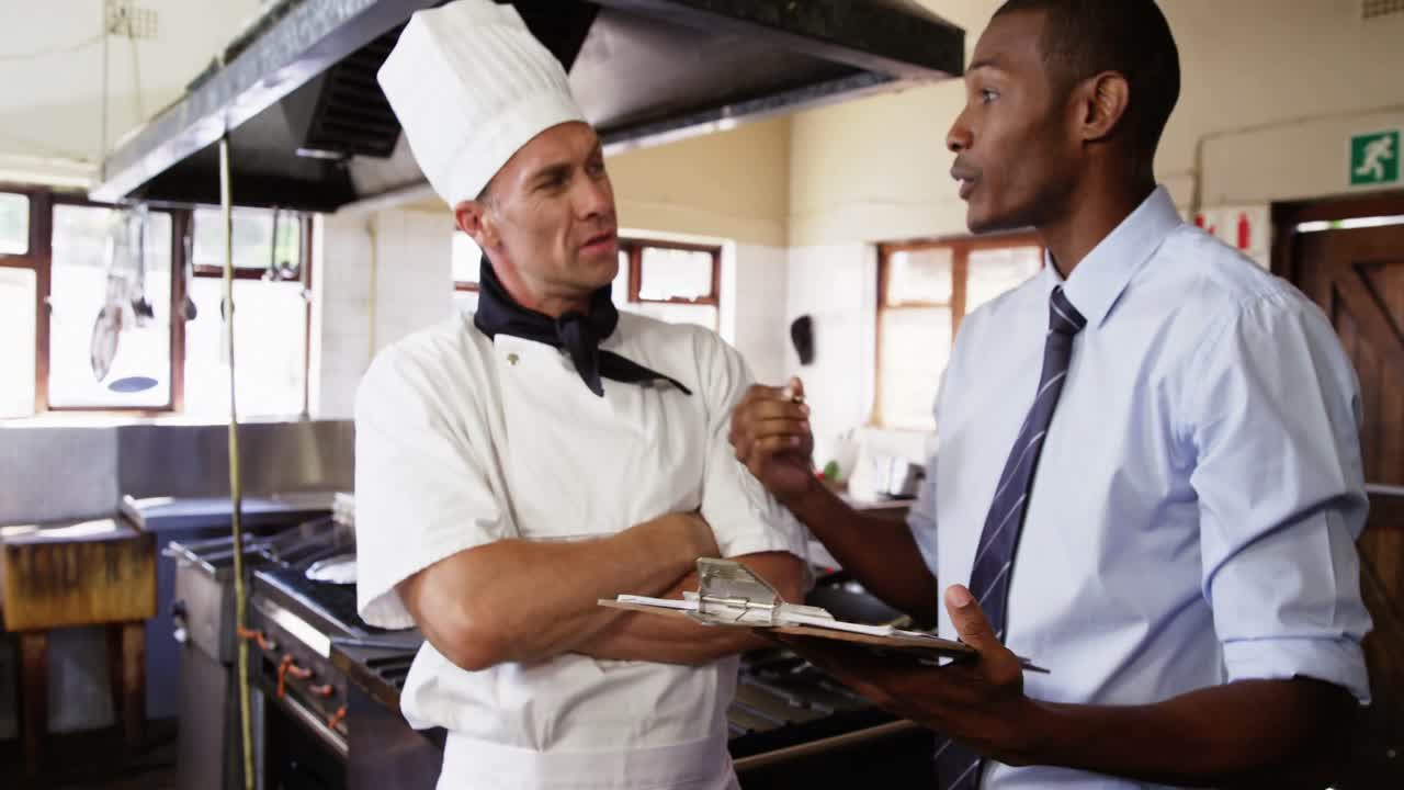 y el gerente discutiendo