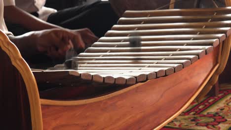 primer plano del instrumento tradicional camboyano