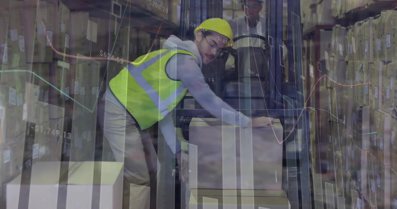 Trabajadores de almacén cargando cajas de cartón con una carretilla elevadora y superposición de datos