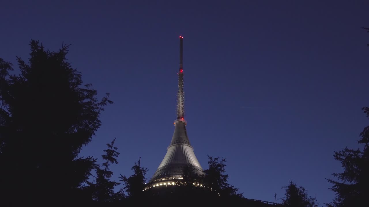 밤에 jested 타워의 클로즈업, 아름다운 샷, 오른쪽으로 슬라이딩