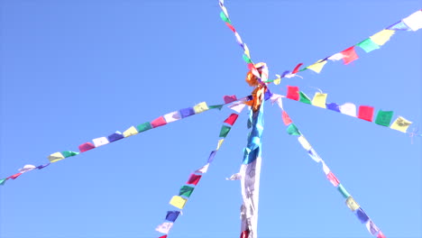 Buddhistische-Gebetsfahnen-Wehen-Im-Wind