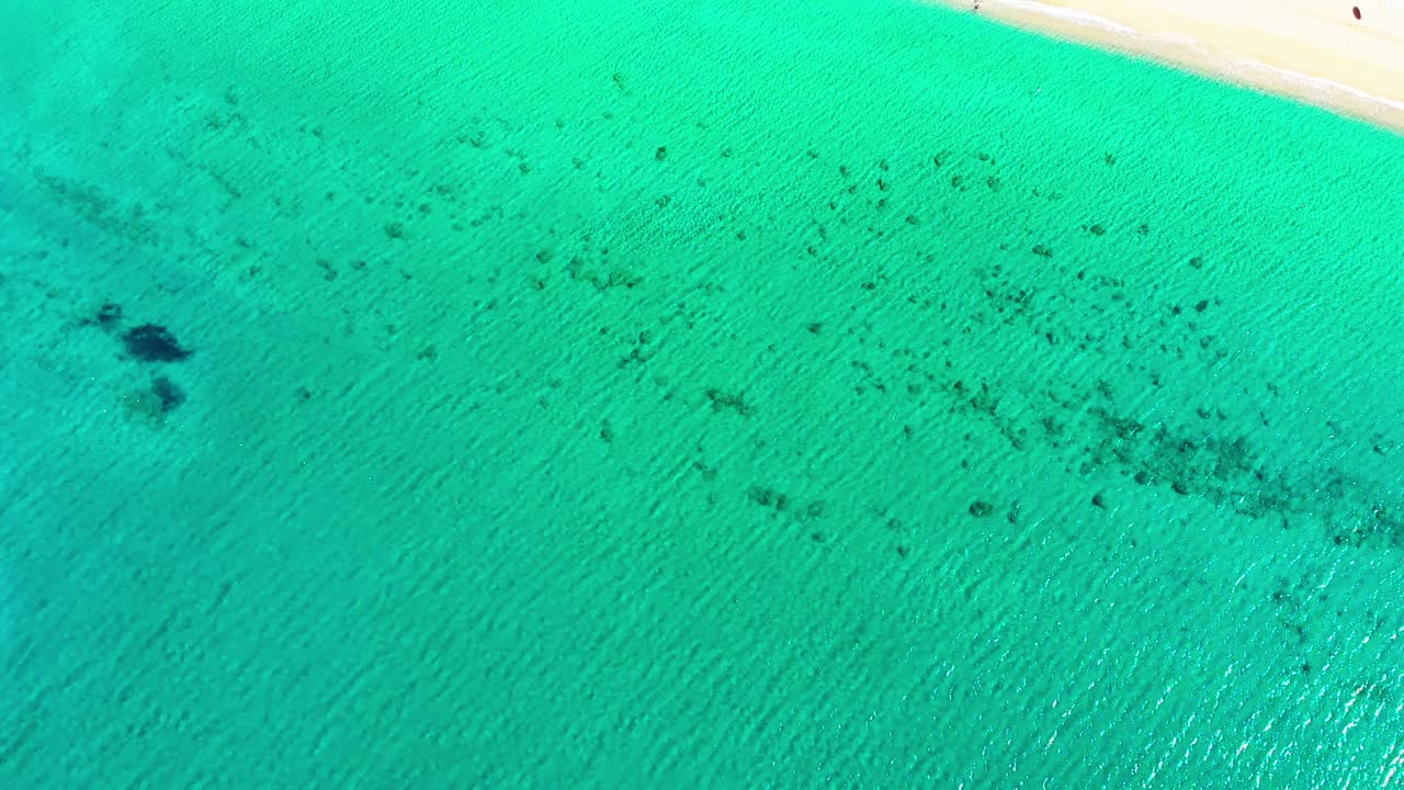 드론이 그리스의 아름다운 해변을 날다