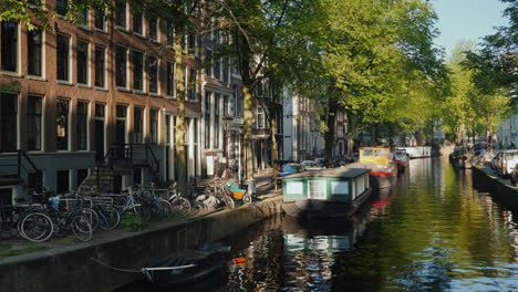 Vista-Panorámica-Del-Canal-De-Amsterdam