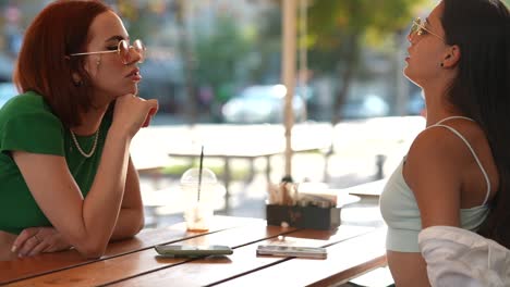 dos mujeres hablando en un café.