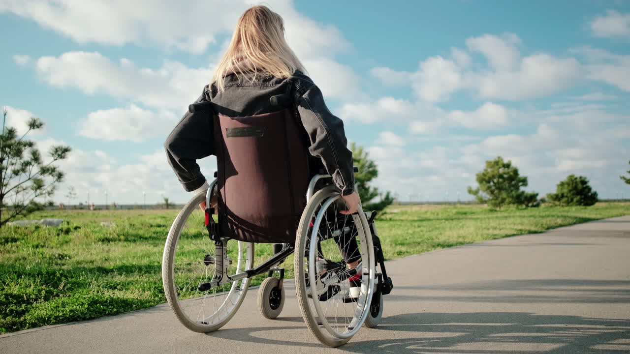 공원에서 체어에 앉은 여자