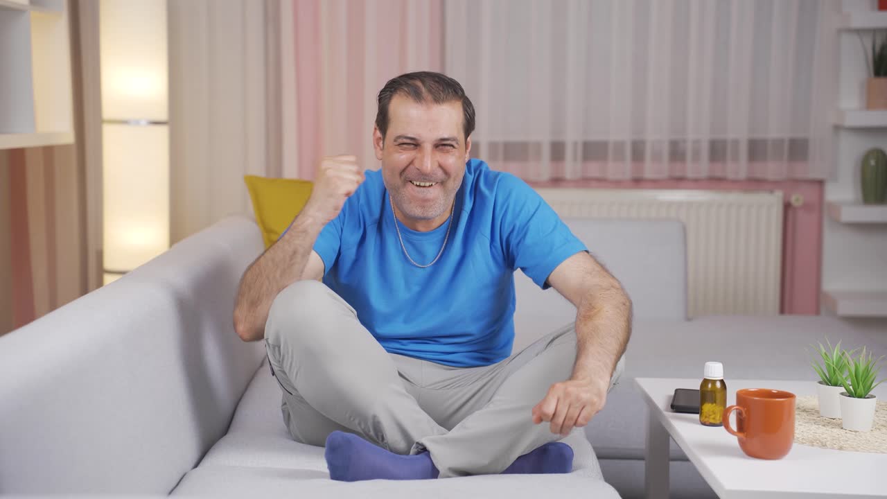 Uomo che prova gioia guardando la telecamera