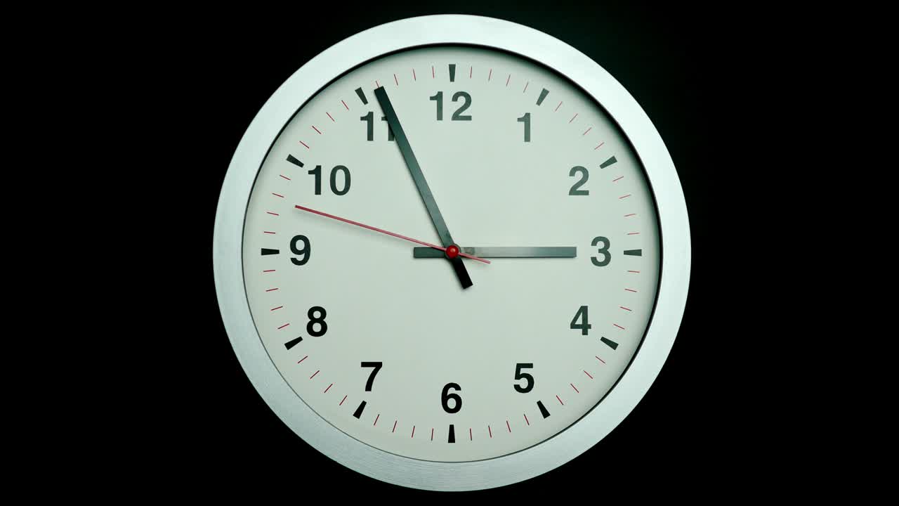 el reloj de pared blanco dice tres minutos hasta las tres de la tarde.