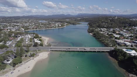 Tráfico-Diurno-En-Tallebudgera-Creek-Bridge-En-Burleigh-Heads,-Gold-Coast,-Queensland,-Australia