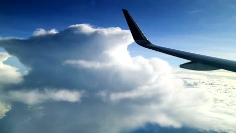 Hermosa-Vista-De-Una-Gran-Nube-Blanca-Desde-Las-Ventanas-De-Un-Avión-Comercial