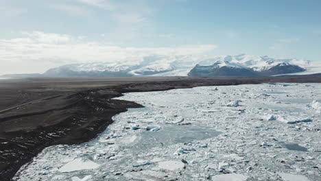 Vista-Aérea-De-La-Hermosa-Laguna-Glacial-En-Islandia-Con-Cielo-Azul