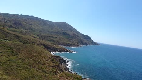 toma aérea por drone de las montañas de bejaia que domina el mar