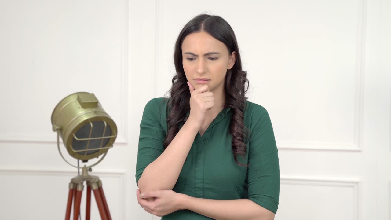 mujer india tensa y estresada