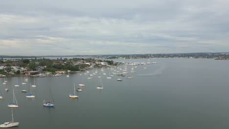 Puerto-Deportivo-De-La-Bahía-De-Kogarah-Y-Barcos-Estacionados-En-San-Souci,-Sydney,-Australia