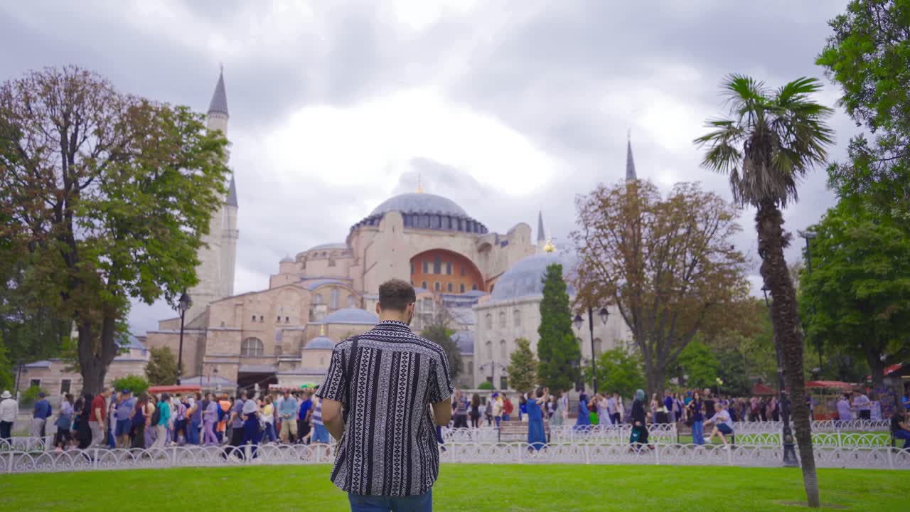 viajando en estambul, el joven se toma una selfie en el teléfono y está feliz.