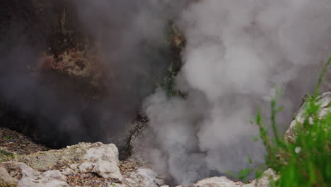 primer plano estático de vapor caliente que sale de la caldera volcánica geotérmica natural
