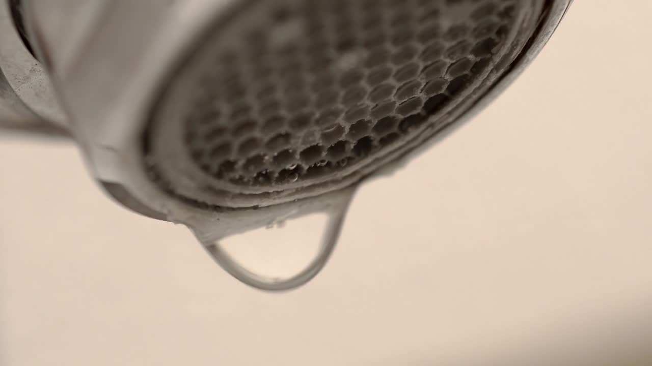 에서 떨어지는 물방울의 루프, 클로즈업