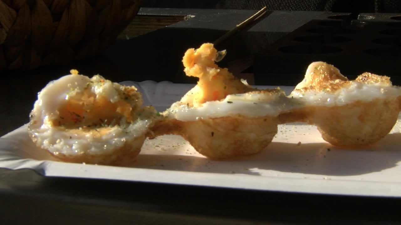 파팔루 달은 특별한 모형으로 여 있습니다.